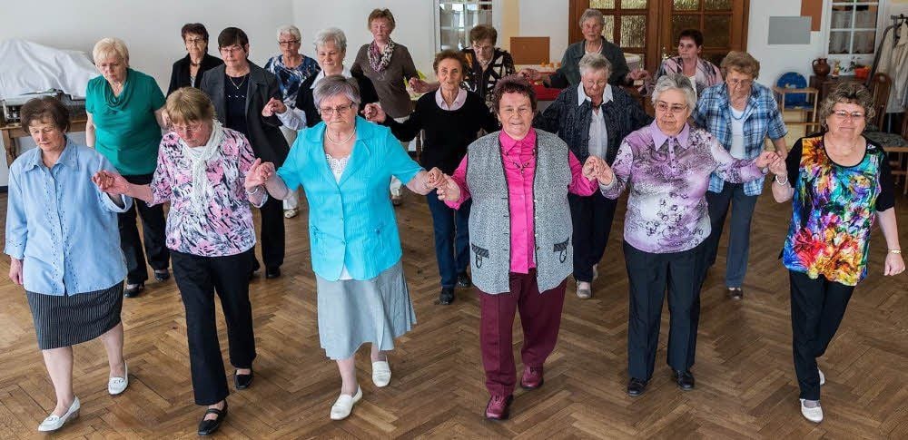 Hier hat die Seniorentanzgruppe Braunsbedra Aufstellung zum Tanz namens „Weberschiffchen“ genommen.