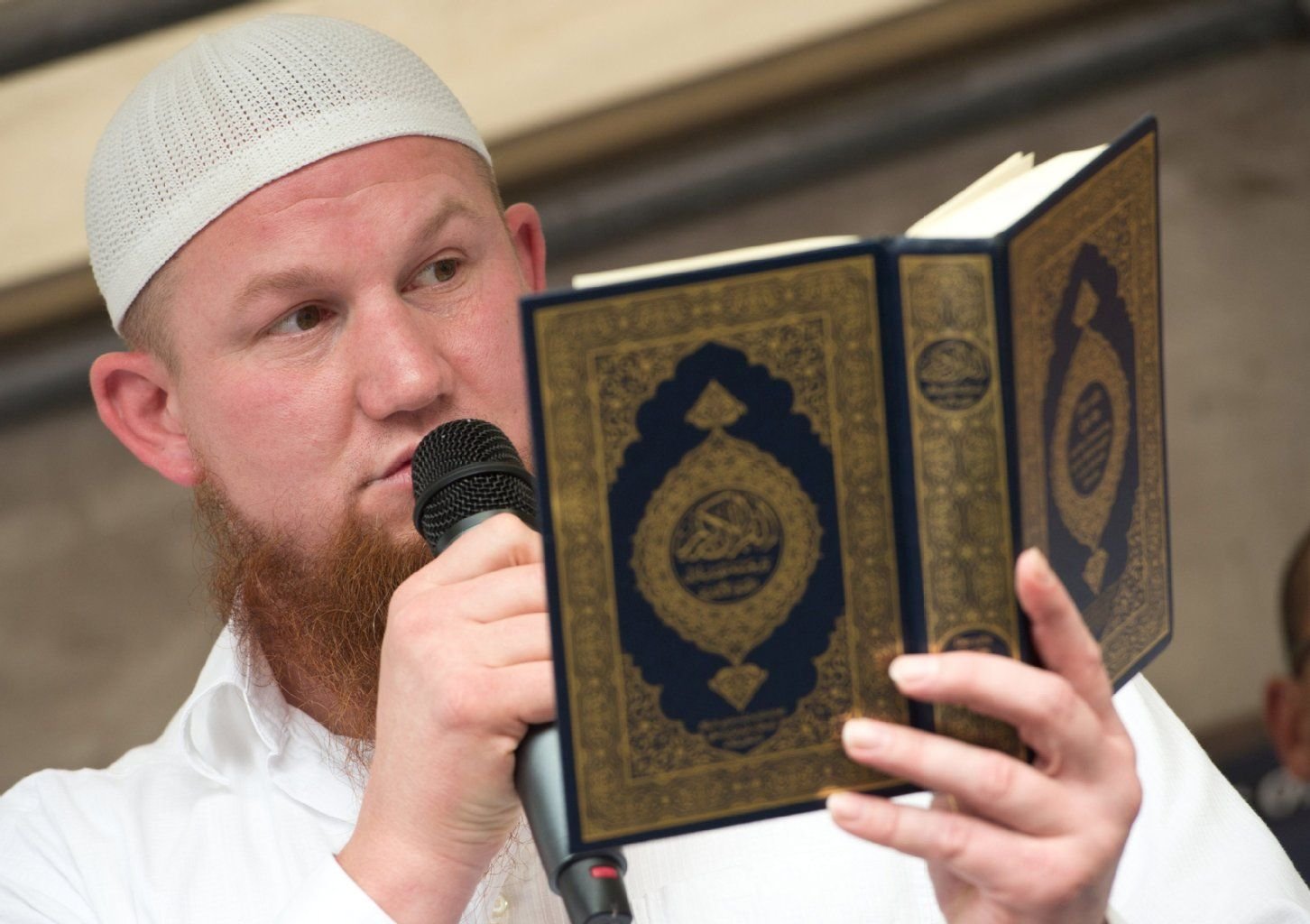 Der radikal-islamische Prediger Pierre Vogel aus Frechen, hier auf einer „Friedensdemonstration“ in Frankfurt am Main.