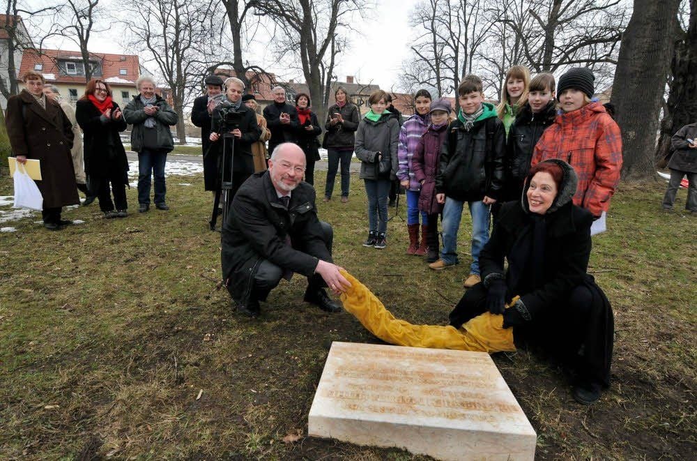 Umringt von den Kleinen Detektiven vom Kreazentrum Zeitz enthüllen Oberbürgermeister Volkmar Kunze (links) und Henriette Rossner-Sauerbier den Gedenkstein für Friedrich Martin Luther im Goethepark an der Weberstraße in Zeitz.