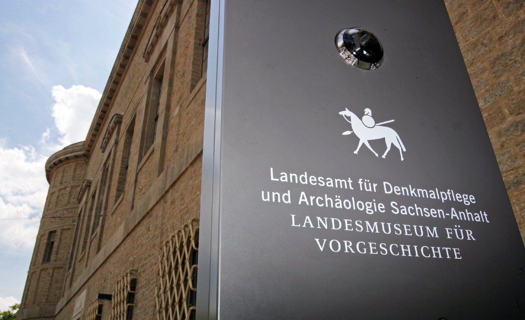 Blick auf ein Hinweisschild am Landesamt für Denkmalpflege und Archäologie Sachsen-Anhalt in Halle/Saale.
