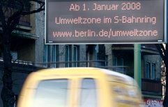 Eine Anzeigetafel mit Informationen zur ab dem 01. Januar 2008 geltenden Umweltzone ist in Berlin zu sehen. (Foto: ddp)