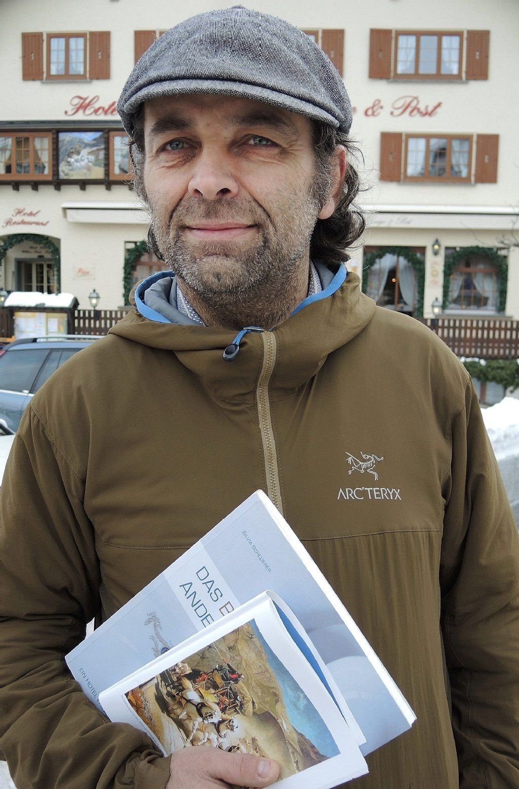 Snowboarder, Bergkristallsammler, Ladenbesitzer und Gotthardhistoriker: Bänz Simmen erinnerte die Befragung der Bürger Andermatts zum neuen Luxusresort an sowjetische Wahlen.
