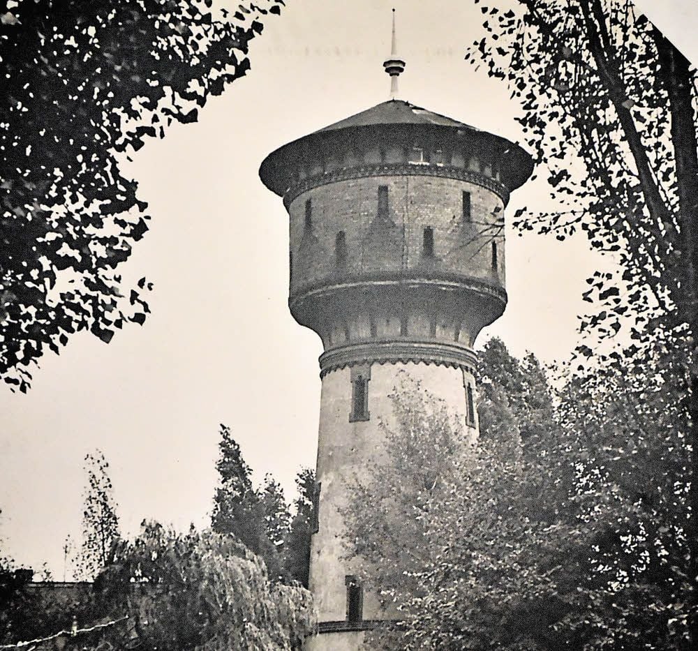 Der Wasserturm in Sandersdorf wurde 1903 gebaut. Er stand am Platz der Einheit bzw. Am Dorfteich. Mit dem Bau der Wasserleitung von Bitterfeld nach Sandersdorf 1955 verlor der Turm seine Funktion. Im Dezember 1985 wurde er gesprengt.