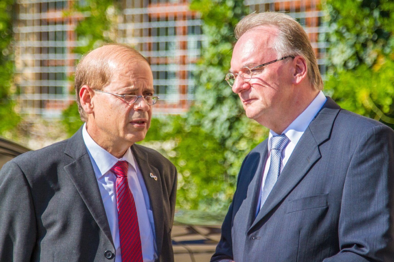 Sachsen-Anhalts Ministerpräsident. Reiner Haseloff (CDU) und der israelische Botschafter Yakov Hadas-Handelsman fungieren gemeinsam als Schirmherren auf der Tagung „Reformation und Israel gestern, heute, morgen“.
