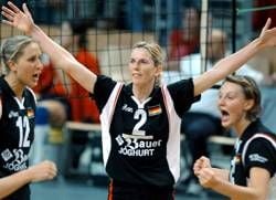 Beim Frauen Volleyball EM-Qualifikationsspiel Deutschland gegen Kroatien in Bamberg jubeln am Sonntag (02.06.2002) die Deutschen Olessya Kulakova (l), Beatrice Dömeland (M) und Angelina Grün (r), nachdem sie den zweiten Satz mit 25:19 gewonnen haben. dpa/lby