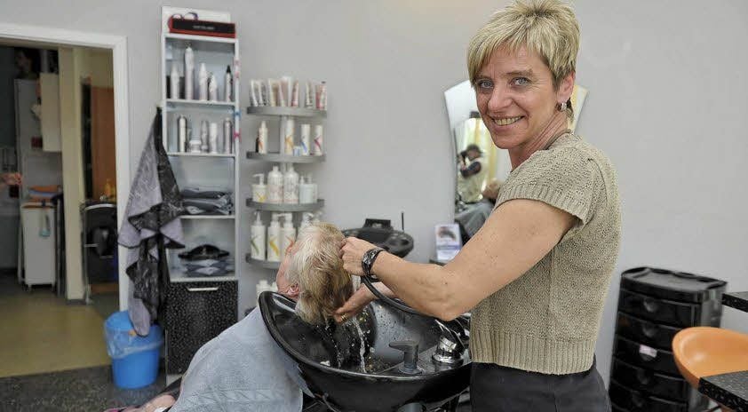 Innungsobermeisterin Birgit Herzau im Salon in der Grenzstraße.
