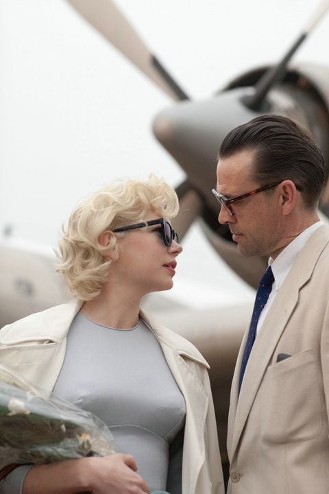 Marilyn Monroe (Michelle Williams) und Arthur Miller (Dougray Scott) kommen in einer Szene des Kinofilms «My Week with Marilyn» in London am Flughafen an. (FOTO: DPA)