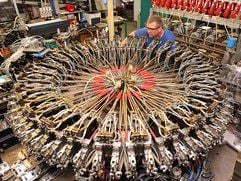 In der NARVA Speziallampen GmbH Plaün arbeitet Ralf Günther an einer Anlage zur Fertigung von Halogen-Fahrzeuglampen. Das Unternehmen, eine 100-prozentige Tochter der Philips Technologie GmbH (Hamburg), feiert in dieser Woche unter dem Motto «60 Jahre Licht aus Plaün» seine Firmengründung im Jahre 1948. (Foto: dpa)