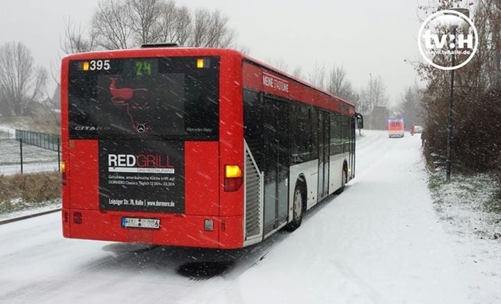 In der Georgi-Dimitroff-Straße wartet der Bus gerade auf den Winterdienst, da er den Berg nicht raufkommt