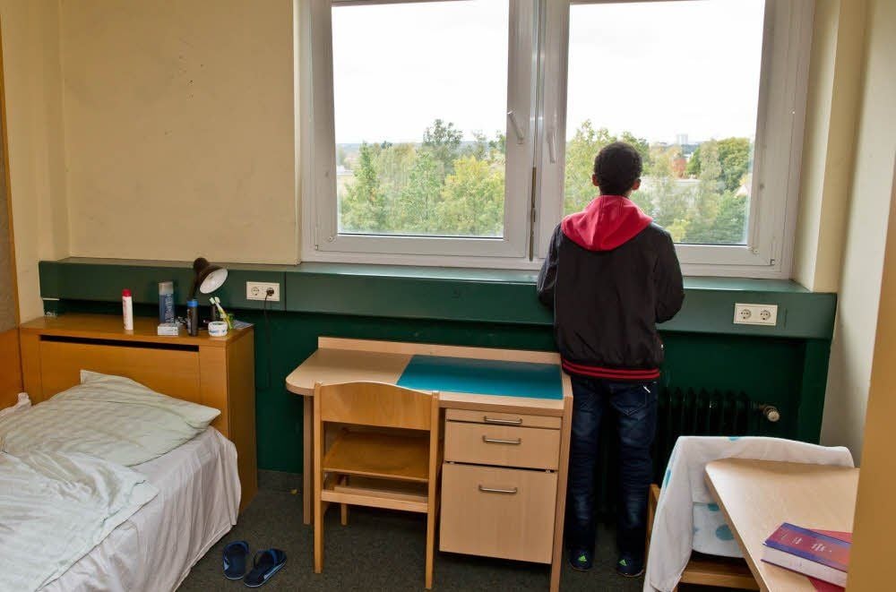 Für unbegleitete minderjährige Ausländer gilt eine besondere Fürsorgepflicht. Sie werden nicht in großen Gemeinschaftsunterkünften, sondern meist in Kinderheimen oder im betreuten Wohnen untergebracht.