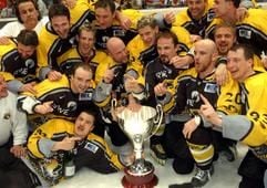 Die Krefelder Pinguine jubeln nach dem fünften Play-Off-Spiel um die Deutsche Meisterschaft im Eishockey zwischen den Kölner Haien und den Krefelder Pinguinen am Montag (21.04.2003) in der KölnArena in Köln. Sie gewannen das entscheidende Spiel mit 3:1. (Foto: dpa)