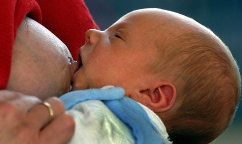 Eine Mutter stillt in einer Frauenklinik ihr Baby. (ARCHIVFOTO: DPA)