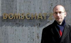 Jörg Richter, Kustos des Halberstädter Domschatzes posiert vor dem Eingang zum Domschatz in Halberstadt. (Foto: ddp)