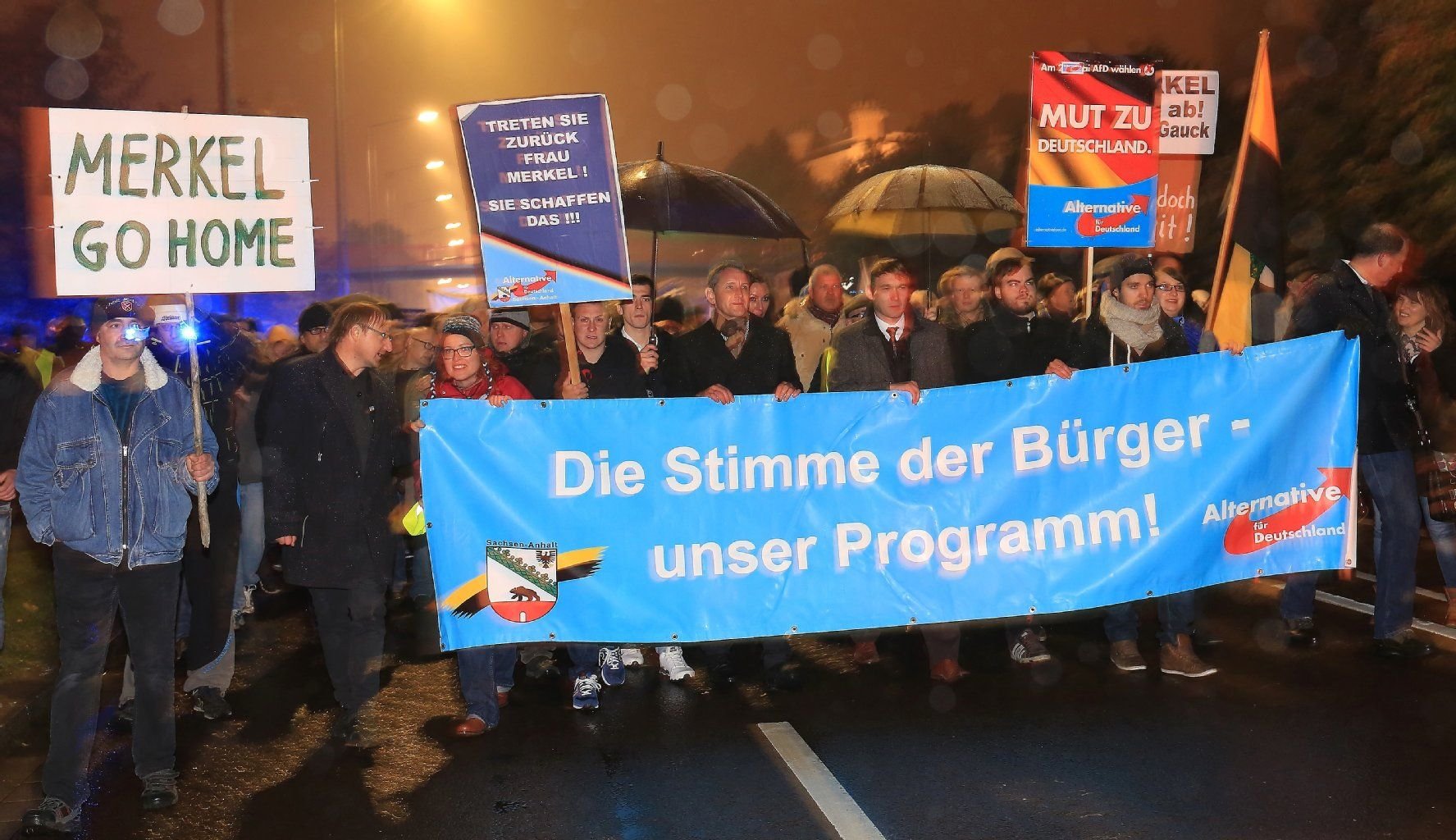 Demonstranten der Partei Alternative für Deutschland (AfD) protestieren am 14.10.2015 in Magdeburg (Sachsen-Anhalt) gegen die Asylpolitik der Landes- und Bundesregierung.