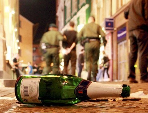 Das Alkoholverbot auf Straßen und Plätzen soll gesetzlich festgeschrieben werden. (FOTO: DPA)