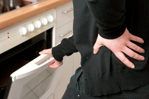 Zu niedrige Arbeitsflächen und schlecht plazierte Küchengeräte können Rückenschmerzen befördern. (FOTO: DPA)