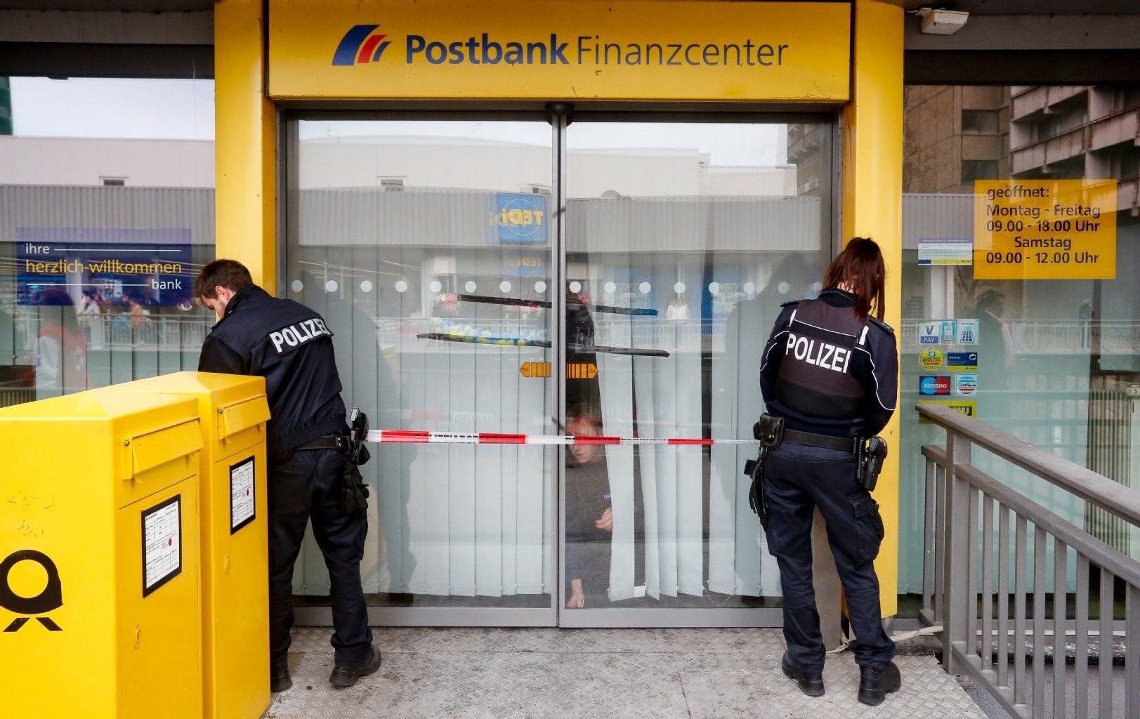 In der Postbank in der Neustädter Passage in Halle-Neustadt ist in der Nacht zu Montag ein Geldautomat gesprengt worden.