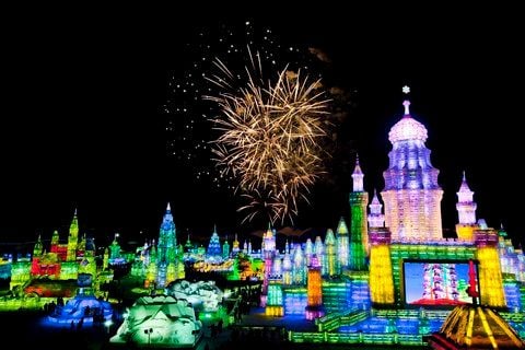 Die Szenerie des „Harbin International Ice and Snow Festival“ ist ein gigantischer Traum aus Eis. (FOTO: DPA)