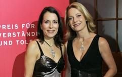 ARD-Moderatorin Anne Will und ihre Freundin Miriam Meckel, Direktorin des Institutes für Medien und Kommunikation der Universität St. Gallen, bei der Verleihung des Preises für Verständigung und Toleranz an Altbundeskanzler Kohl und den Historiker Stern im Jüdischen Museum in Berlin. (Foto: dpa)