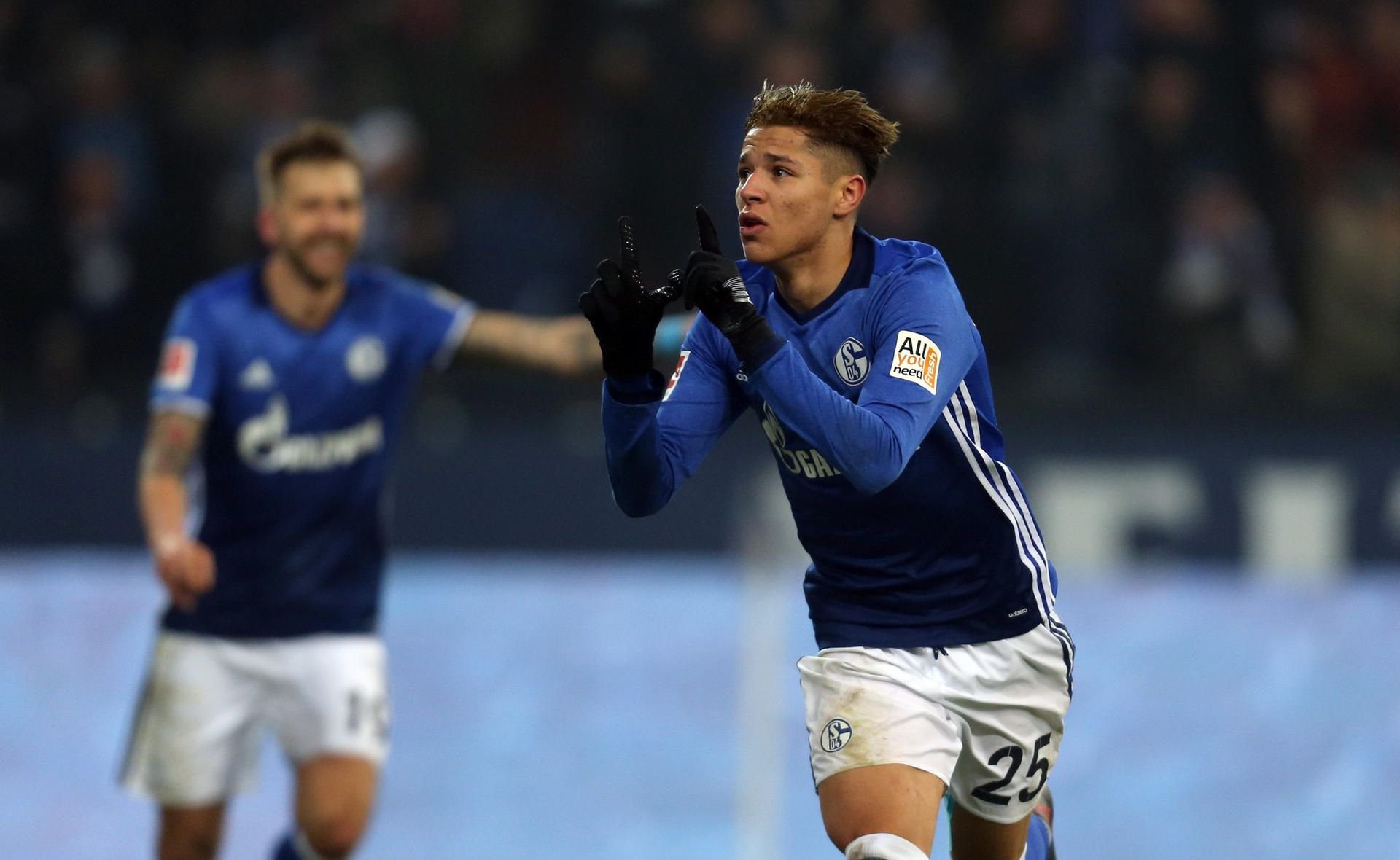 Schalkes Amine Harit muss sich nach seinem Derby-Tor in Dortmund die Haare färben.
