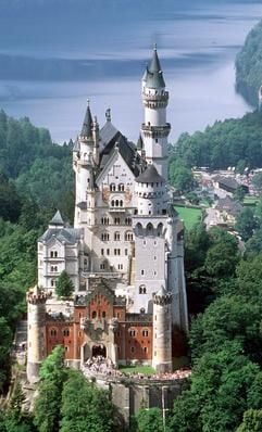 Schloss Neuschwanstein bei Schwangau in Bayern, das 1868 bis 1886 für König Ludwig II. von Bayern erbaut wurde. (Foto: dpa)