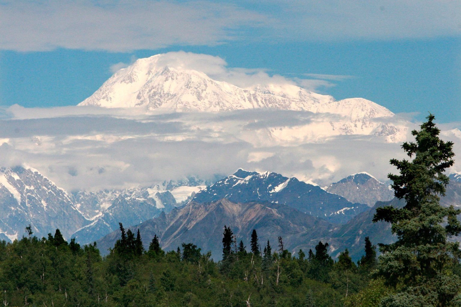 Mit dem nach neueren Messungen 6168 Meter hohen Mount McKinley - künftig Denali - hat Alaska den höchsten Berg Nordamerikas zu bieten.