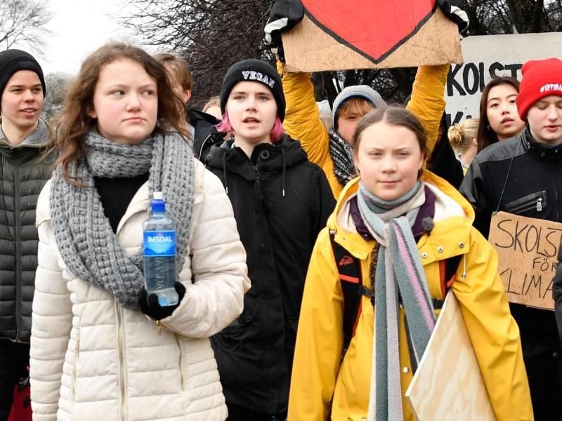 Greta Thunberg (r) und ihre Schwester Beata Ernman (l) bwewi einer „Fridays for Future”-Klimademonstration in Stockholm. Foto: Henrik Montgomery/TT News Agency/AP/dpa