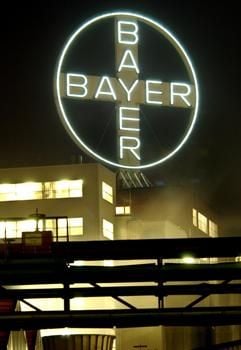 Das Archivfoto vom 23.01.2002 zeigt das Bayer-Kreuz über dem Werksgelände des Pharma- und Chemiekonzerns Bayer in Krefeld. (Foto: dpa)