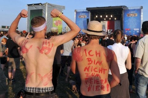 Ein Besucher trägt beim Highfield Festival 2012 am Störmthaler See bei Leipzig die Aufschrift «Ich bin nicht zum Feiern hier» auf dem Rücken. (FOTO: DAPD)