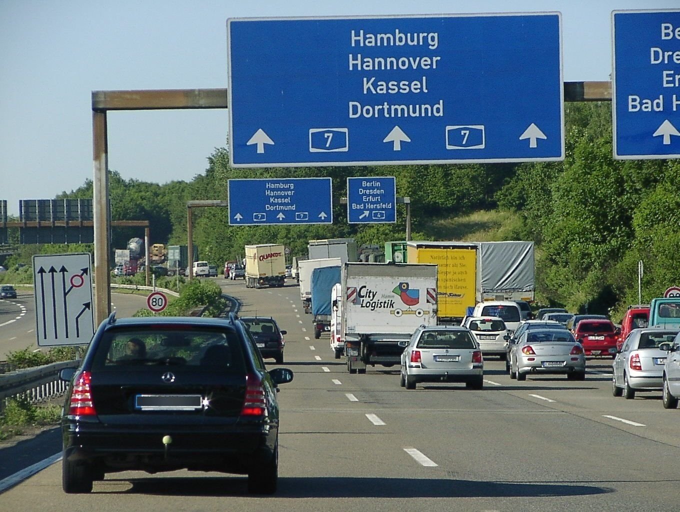 Wie lange dürfen Autofahrer auf der Mittelspur fahren?