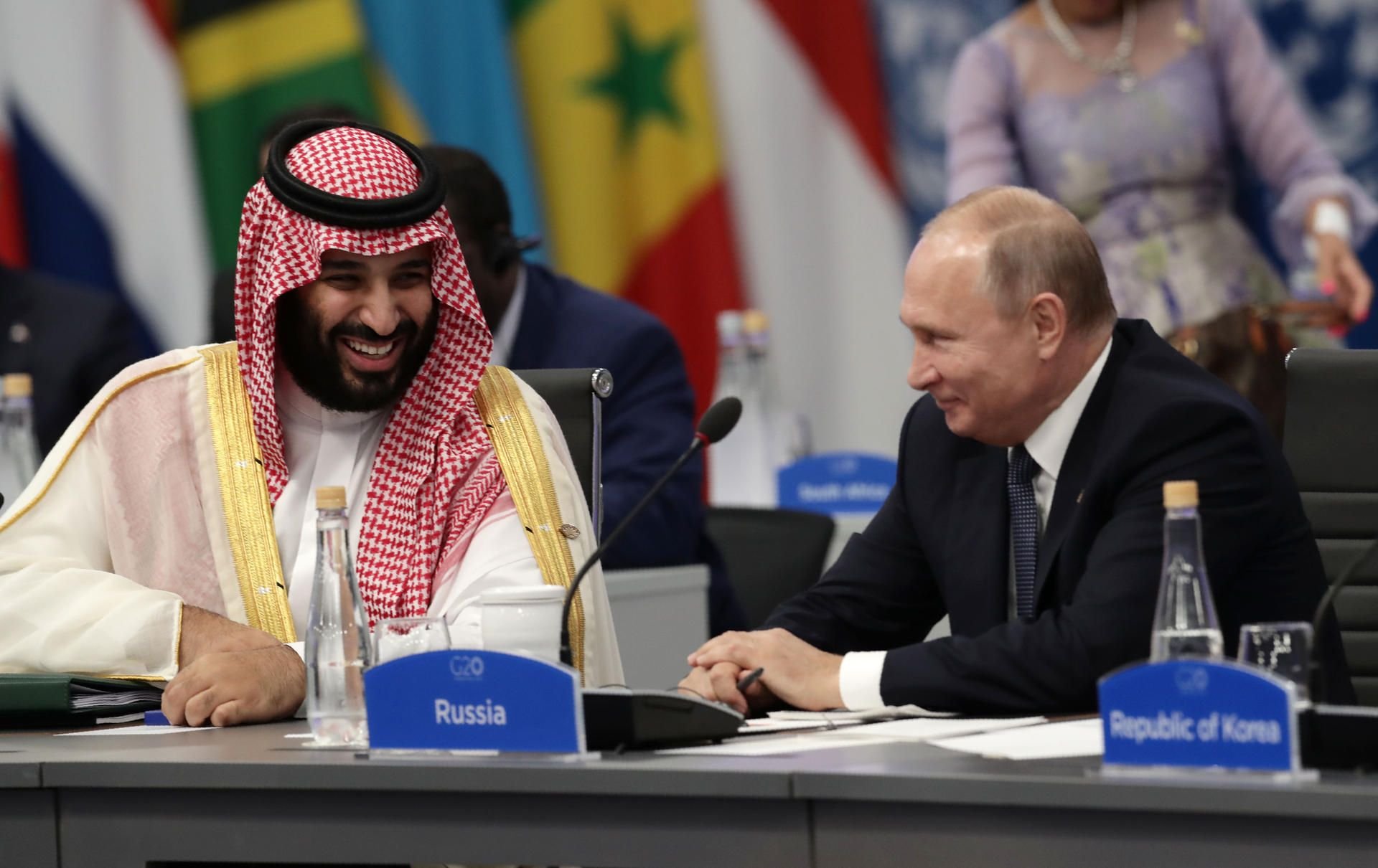 Der russische Präsident Wladimir Putin und der saudische Kronprinz Mohammed bin Salman unterhalten sich beim G20-Gipfel.