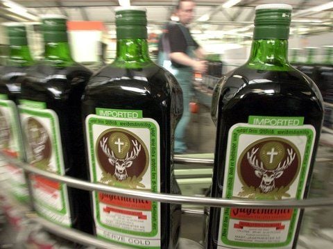 Am laufenden Band werden rund 12.000 1,75 Liter Flaschen (täglich) im Stammwerk der Mast-Jägermeister AG in Wolfenbüttel abgefüllt. (FOTO: ARCHIV/DPA)