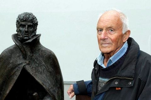 Der Maler, Grafiker und Schriftsteller Helmut Maletzke posiert in Greifswald neben dem Caspar-David-Friedrich-Denkmal des Bildhauers Claus Goertz. (FOTO: DAPD)