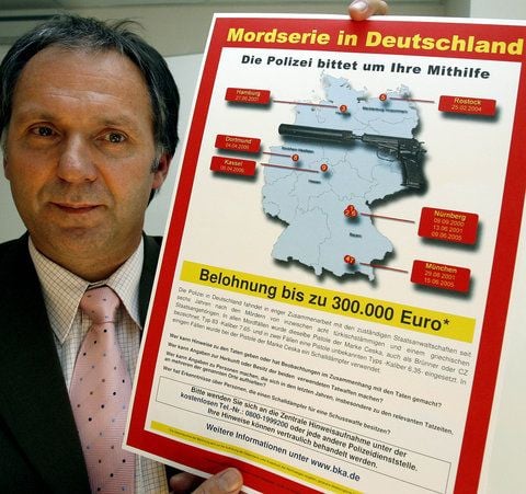Der Leitende Kriminaldirektor der Polizei Nürnberg und Chef der besonderen Aufbauorganisation «Bosporus» (BAO), Wolfgang Geier, hält am im Jahr 2006 in Nürnberg (Mittelfranken) ein Fahndungsplakat in den Händen. (FOTO: DPA)