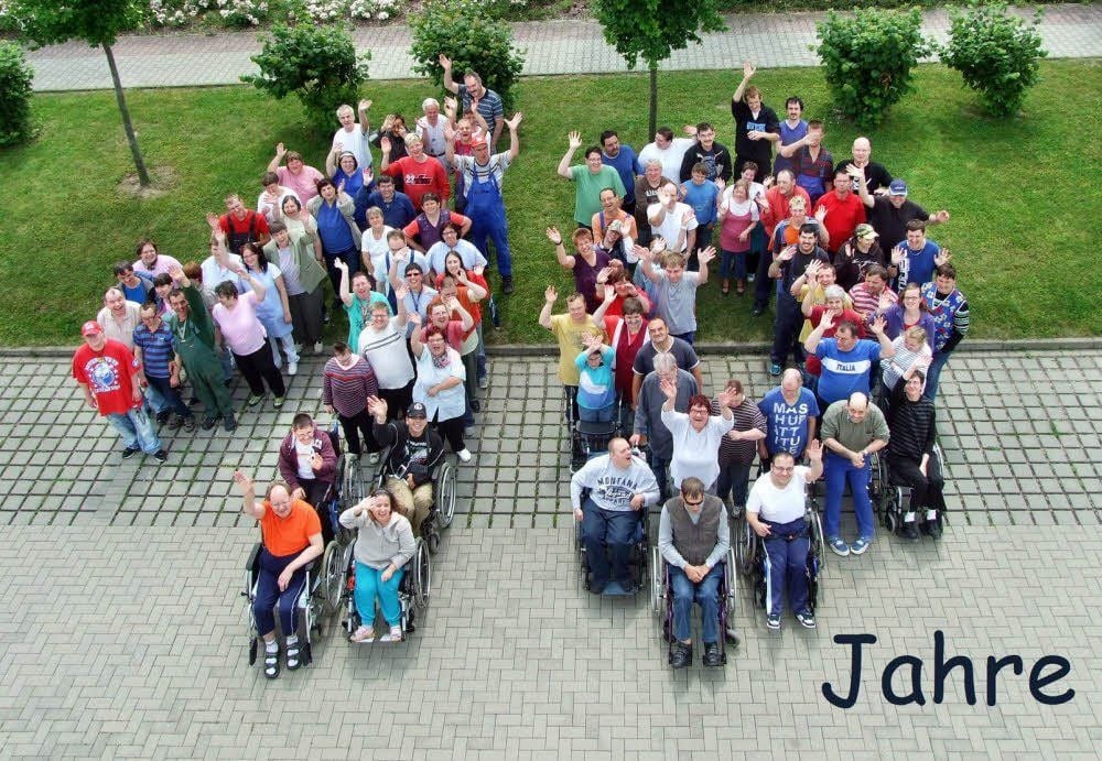Jeder, der aufs Foto wollte, konnte mitmachen, um eine fröhliche Zehn zu zeigen, denn zum zehnten Geburtstag sind alle eingeladen.