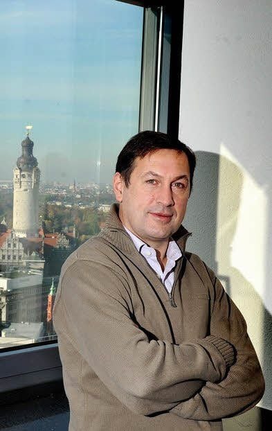 Verbio-Chef Claus Sauter in seinem Büro in Leipzig mit Blick auf das Neue Rathaus.