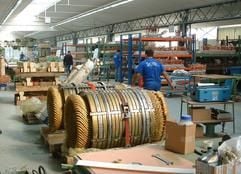 Die Firma Flender, ein Ableger von Siemens, produziert mit neuester Technik Generatoren für Windkrafträder in der Freihandelszone Subotica in Serbien. In dem von langer Misswirtschaft und Kriegswirren gebeutelten Serbien kommt die Privatisierung nun langsam voran. (Foto: dpa)