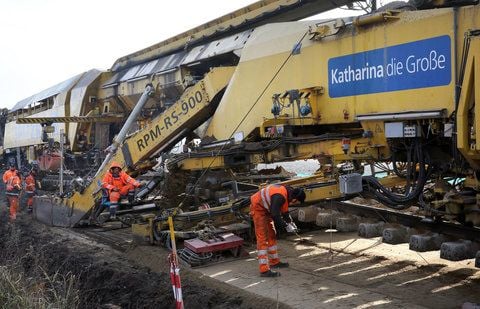 Der Gleisbaukomplex «Katharina die Große» ist auf der Bahnstrecke Berlin-Rostock bei Vollrathsruhe (Mecklenburg-Vorpommern) im Einsatz. Der 900 Meter lange und 700 Tonnen schwere Bauzug reinigt, planiert und verdichtet den Schotter. (FOTO: DPA)