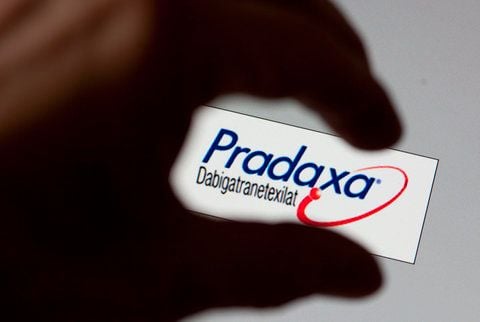 Das Logo des Medikamentes Pradaxa: Während der Behandlung von Schlaganfall-Patienten mit dem Gerinnungshemmer Pradaxa ist es nach Angaben des zweitgrößten deutschen Pharmaherstellers Boehringer Ingelheim zu Todesfällen gekommen. (FOTO: DPA)
