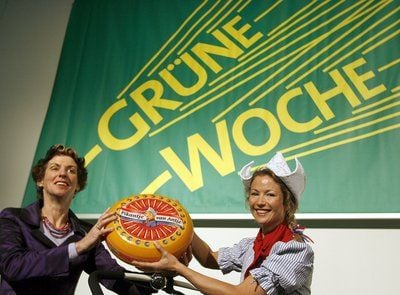 Meisje Antje überreicht am Donnerstag auf der Grünen Woche in Berlin der niederländischen Landwirtschaftsministerin Gerda Verburg einen Gouda-Käse. (FOTO: DPA)
