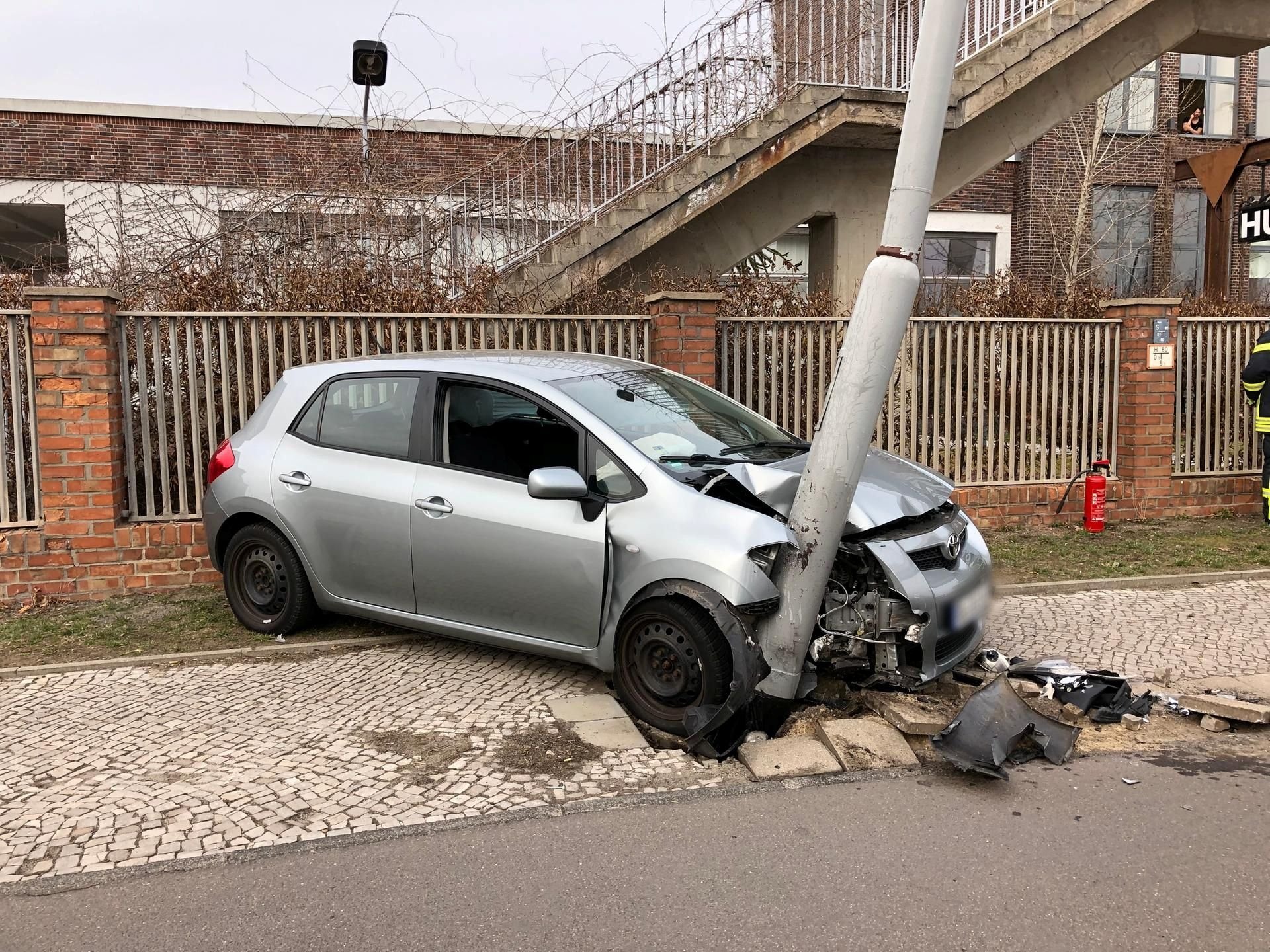 Der Toyota ist in der Junkersstraße frontal gegen einen Lampenmast gefahren.