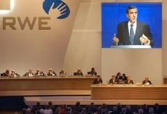 Der Vorstandsvorsitzende der RWE AG Harry Roels spricht in der Essener Grugahalle bei der Hauptversammlung des Energieversorgers von einer Videowand zu den Aktionären. (Foto: dpa)