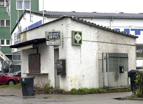 Die geschlossene «Tosa»-Klause neben dem Bahnhof in Saarbrücken-Burbach, in der 2001 der kleine Pascal von mehreren Männern sexuell missbraucht und getötet worden sein soll (Archivfoto vom 18.11.2002). (FOTO: DPA)