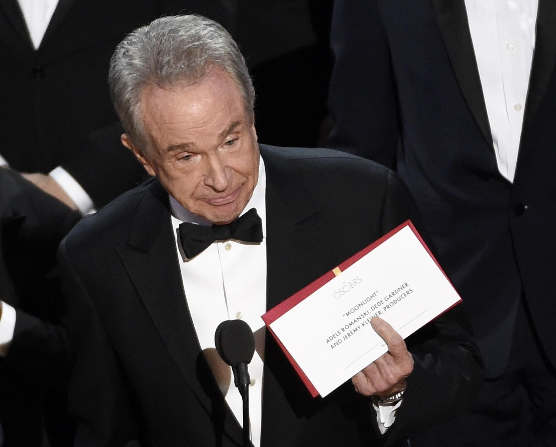 Durch ein Versehen gelang ein falscher Umschlag in die Hände von Warren Beatty, der den falschen Sieger-Film verkündete.