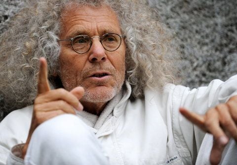 Rainer Langhans gestikuliert in München. (FOTO: DPA/ARCHIV)