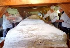 Den mit vier Tonnen größten Stollen der Welt zuckern am Sonntag (30.11.2003) Dresdner Bäcker und Konditoren für das am kommenden Wochenende (06.12.2003) stattfindende 10. Dresdner Stollenfest. Der Rekord-Striezel besteht aus 350 einzelnen Platten, die mit Butter und Zucker "verleimt" werden. (Foto: dpa)