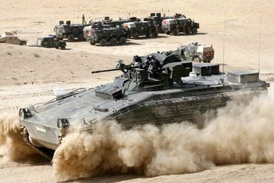 Ein deutscher Marder-Schützenpanzer der schnellen Eingreiftruppe fährt im Marmal-Gebirge bei Masar-i-Scharif während einer Übung durch den Sand. (FOTO: DPA)