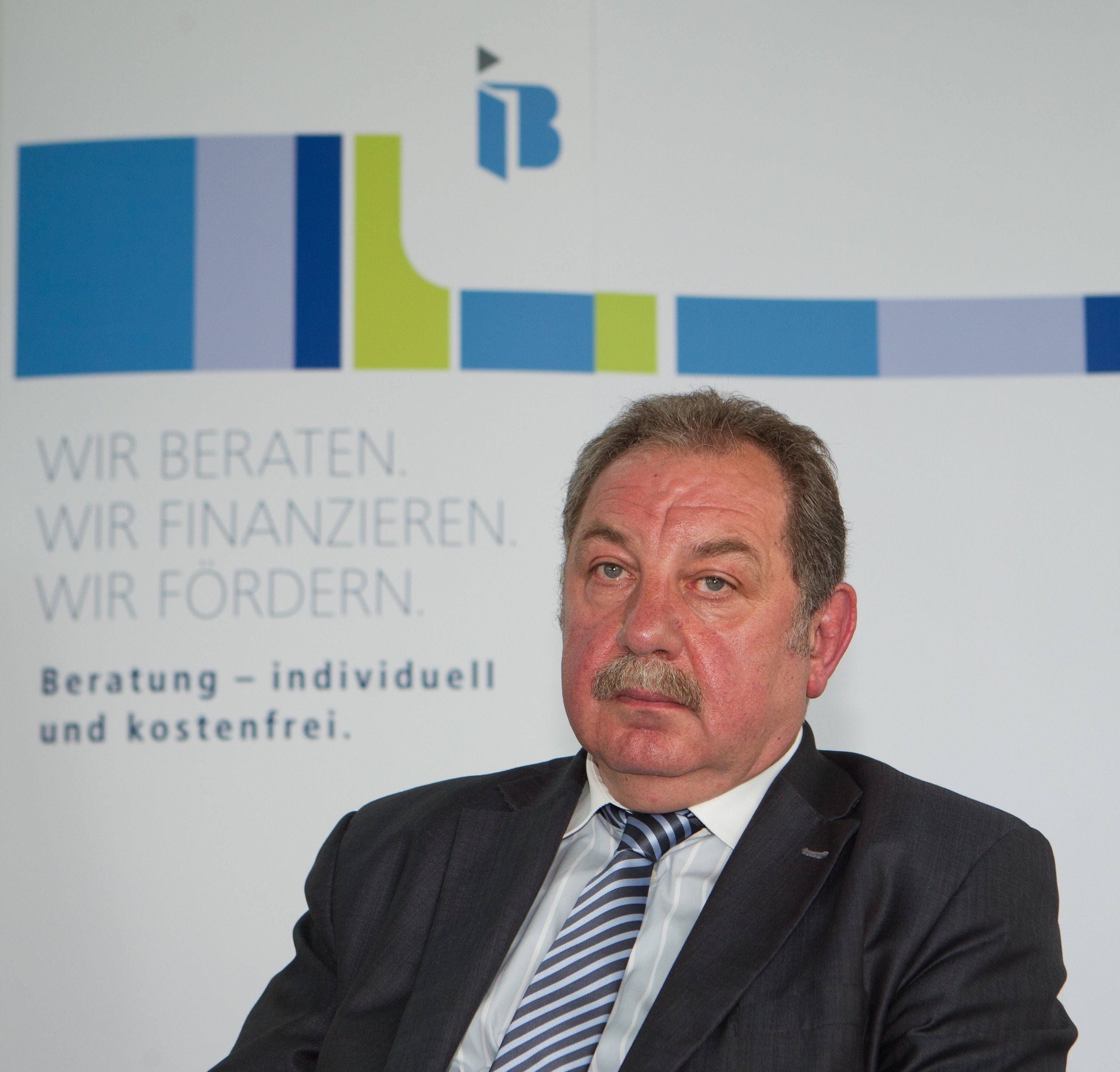 Manfred Maas, Chef der Investitionsbank Sachsen-Anhalt während einer Pressekonferenz im Jahre 2012.