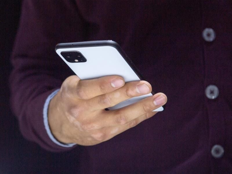 Makler-Apps lassen sich einfach über das Smartphone bedienen - doch sie taugen nur für gut informierte Verbraucher, die wenig Beratung in Versicherungsfragen benötigen. Foto: Andrea Warnecke/dpa-tmn