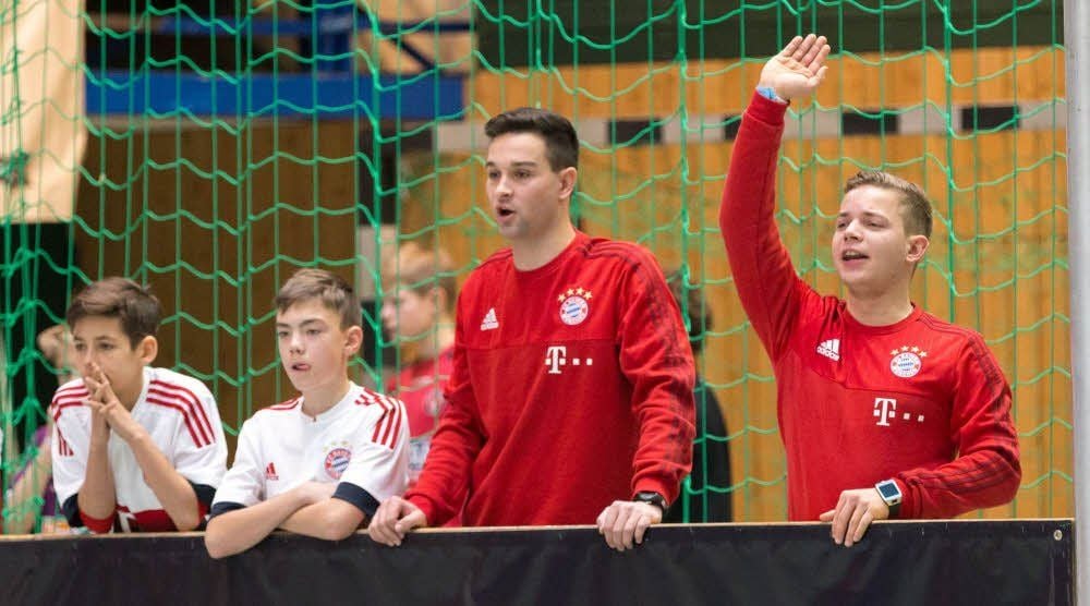 Vielleicht konnten die Zoo-Kicker aber auch deshalb auftrumpfen, weil Bayern-Trainer Dominik Beckenbauer, Enkel von „Kaiser“ Franz, sein zumindest nominell stärkstes Ass im Ärmel ließ. Den kleinen Jungen, der neben ihm stand und der nur von außen mitfieberte: Nick Salihamidzic-Copado.